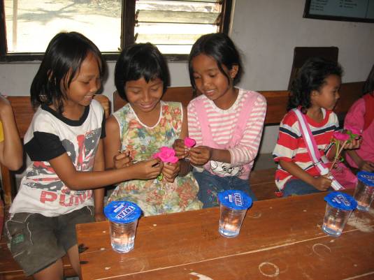 Anak-anak dusun Gerjo sedang membuat maket bunga